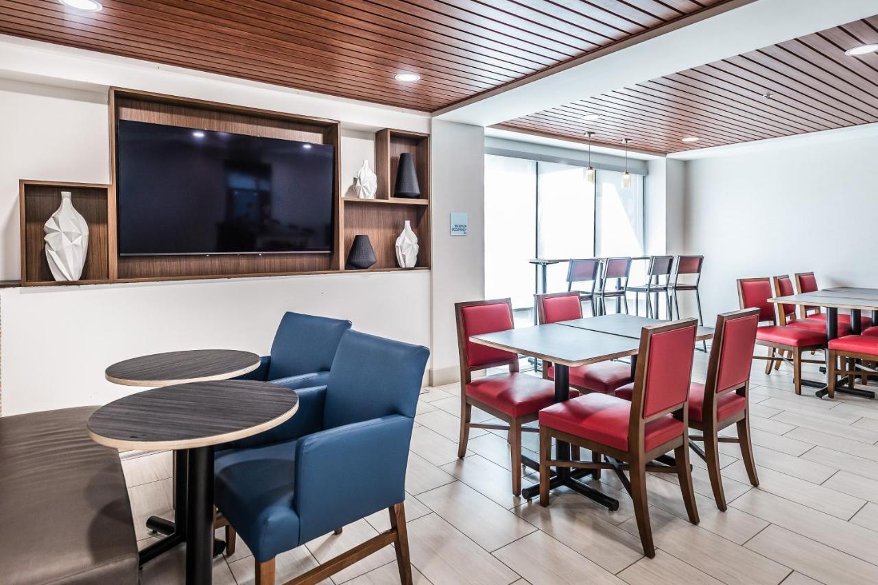 Holiday Inn Express Flint-Campus Area By Ihg Екстер'єр фото